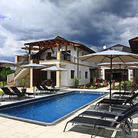 Villa Villamandala Gyenesdiás